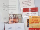 de nombreux livres et brochures posés les uns à côté des autres sur une table