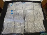 une valise noire remplie de sacs contenant des chemises blanches