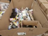 une boîte en carton remplie d'articles assortis dans un magasin