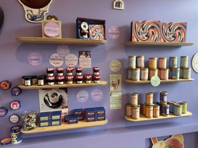 un mur de rayonnages sur lesquels sont disposés diverses épices et condiments