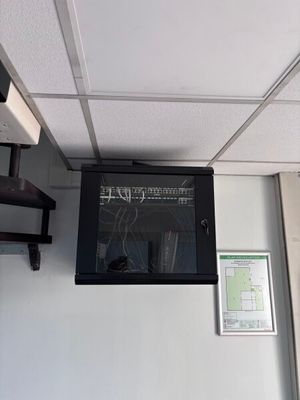 un téléviseur fixé au plafond dans une pièce