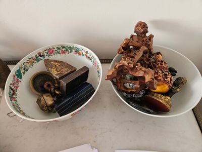 deux bols de nourriture posés l'un à côté de l'autre sur une table