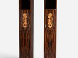 deux grandes caisses en bois ornées de sculptures sur un fond blanc