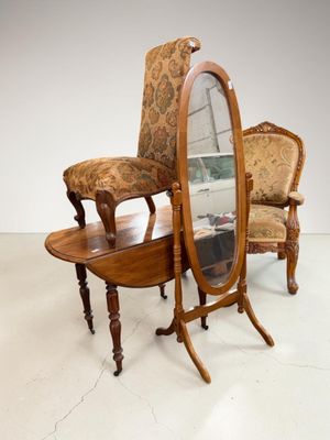 deux chaises et une table sur laquelle est posé un miroir