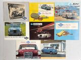 de nombreuses photos de voitures anciennes sur le frigo