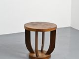 une photo d'une table en bois dans une pièce blanche