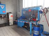 une machine bleue qui se trouve dans une pièce
