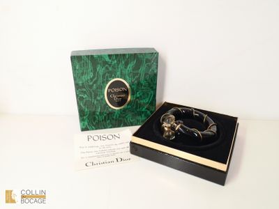 une image représentant une boîte contenant un bracelet