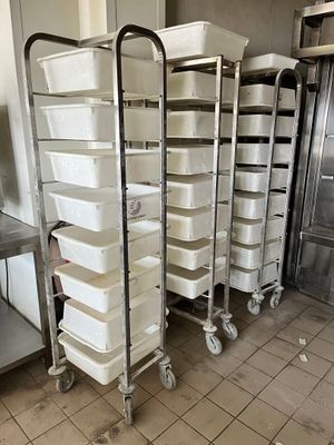 de nombreux plateaux de nourriture posés sur un chariot dans la cuisine