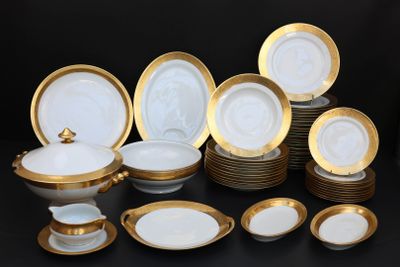 beaucoup d'assiettes et de bols sur la table