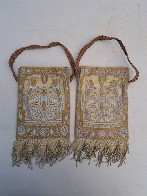 Vers 1900 Deux bourses en perles multicolores, à décor de ri… - Photo 1