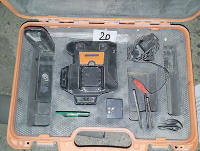 une mallette contenant des outils posée sur le sol