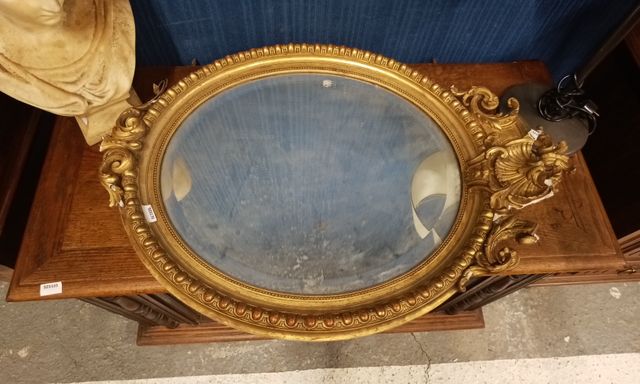 Miroir ovale, cadre bois et stuc doré. accident et manque