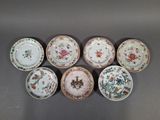 six assiettes ornées de motifs floraux sont disposées en rangée sur une table