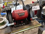 une machine posée sur une table