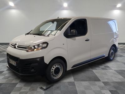 la camionnette blanche est garée sur le sol en damier d'une pièce