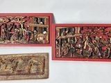 trois œuvres d'art sont exposées sur une surface blanche