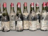six bouteilles de vin sont alignées sur une table