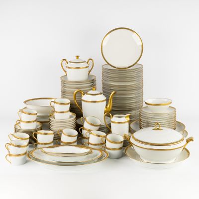 de nombreuses assiettes et tasses empilées les unes sur les autres