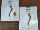deux boîtes de chaussures posées l'une à côté de l'autre sur une table en bois