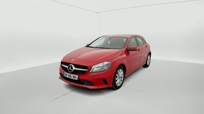 une Mercedes CLA rouge garée dans une pièce blanche