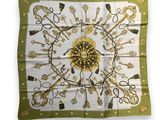 L'écharpe carrée est ornée d'un motif doré et vert.