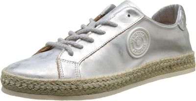 baskets en cuir argenté avec rembourrage et lacets, sur fond blanc