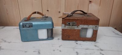 deux vieilles valises posées l'une à côté de l'autre sur une table