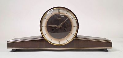 une horloge posée sur une table