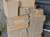 une pile de cartons posée sur une palette devant la porte d'un garage