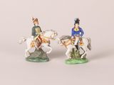 paire de figurines représentant deux hommes à cheval et un homme à cheval