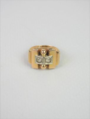 Gros plan sur une bague en or ornée d'un diamant