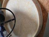 une photo montrant une roue et des tuyaux dans une pièce