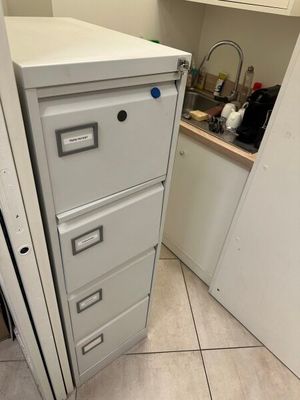 une photo d'un classeur dans une cuisine