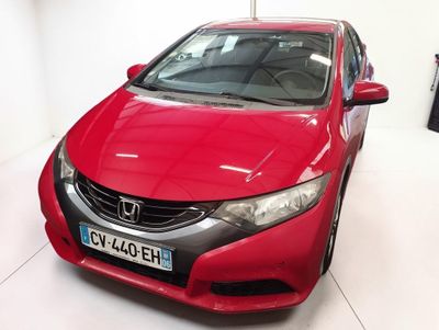 une Honda Civic rouge garée dans un garage