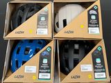 trois cartons de casques sont empilés les uns sur les autres