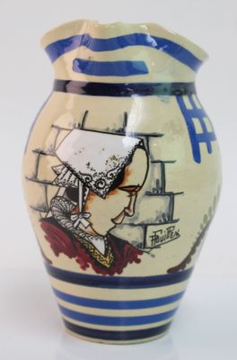 un vase avec la photo d'une femme dessus