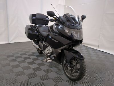 une moto noire garée sur un sol à damier