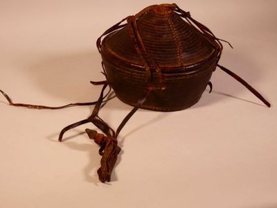 OROMO, Ethiopie. Fibres végétales, cuir, patine d’usage. Pan…