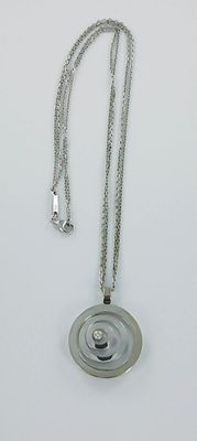Collier en argent plaqué, orné d'un pendentif circulaire monté sur une chaîne en argent