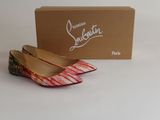Chaussures Louis Vuitton dans leur boîte, posée sur une surface blanche