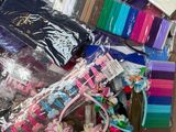 une boîte en carton remplie d'objets de toutes les couleurs