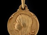 gros plan d'une pièce d'or portant un visage de femme