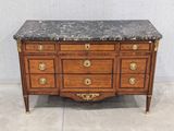 commode ancienne avec dessus en marbre et poignées en laiton