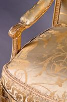 Fauteuil à dossier carré en bois mouluré, sculpté et doré à … (photo 4)