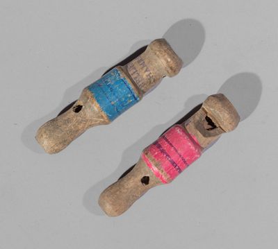 Lot de deux sifflets publicitaires en bois marqué MICHELLIER… - Photo 1