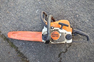 a chainsaw that is laying on the ground