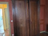 une grande armoire en bois dans le coin d'une pièce