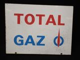 un panneau sur lequel sont inscrits « Total » et « Gaz »