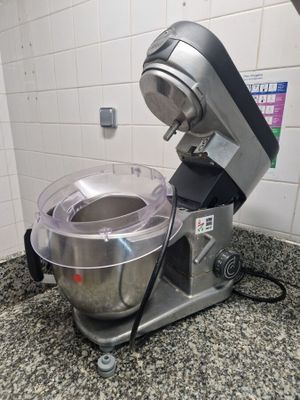 un mixeur posé sur un plan de travail dans une cuisine